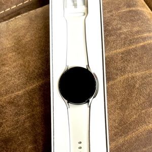 Samsung Galaxy 4 Watch. 40mm, Silver. BLUETOOTH